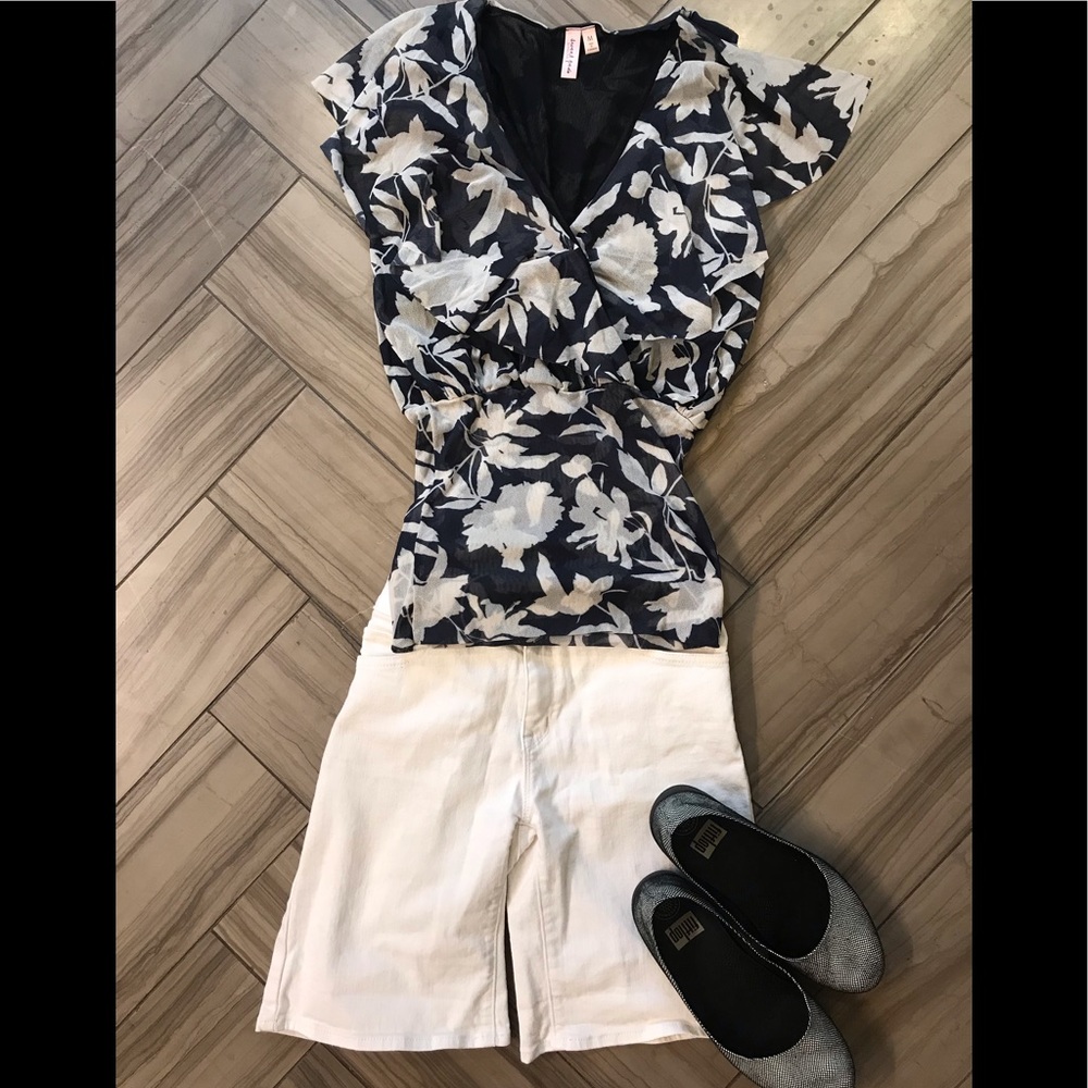 🙈 ❤️HP!❤️ Sweet Pea Ruffle Top Black & Cream M